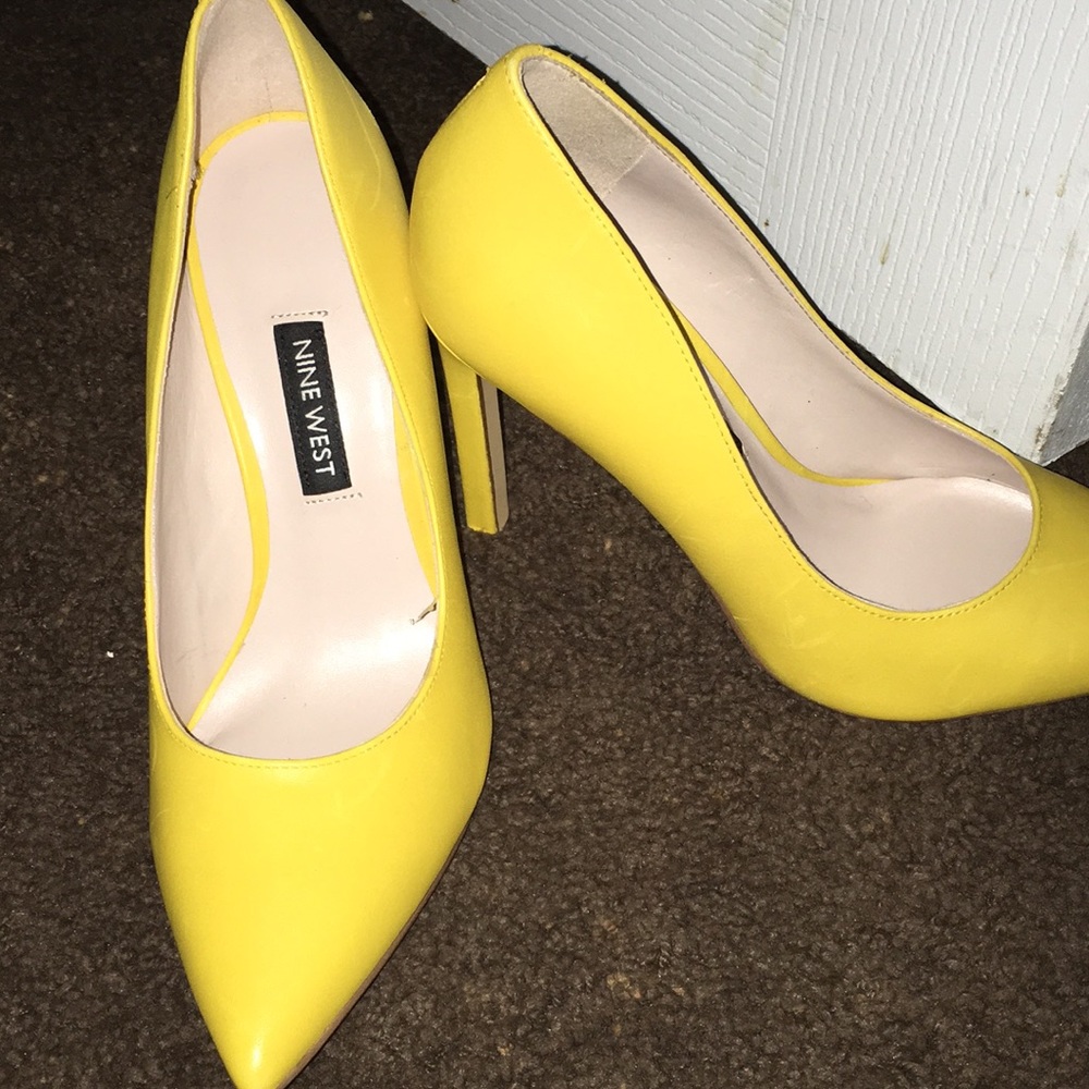 I am selling a pair of yellow Nine West heels
